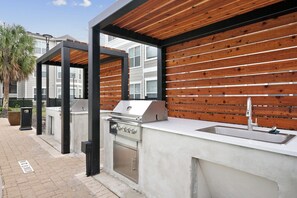 Apartemen (2 Bedrooms) | Area BBQ/piknik