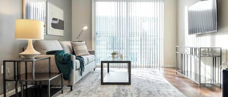 Departamento (1 Bedroom) | Área de sala de estar | Televisión de 50 pulgadas con canales digitales