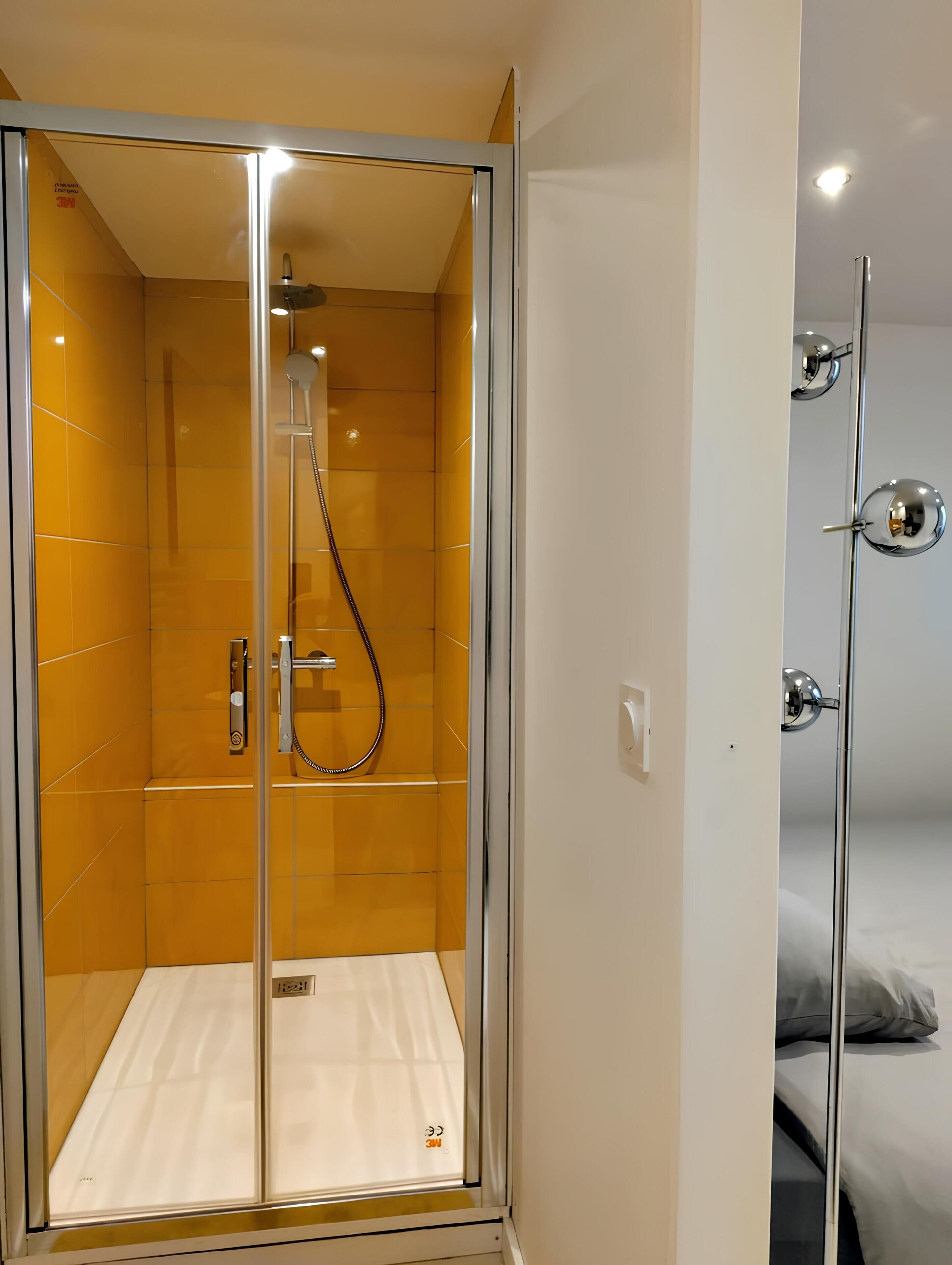 Een douche, een haardroger, handdoeken, toiletpapier