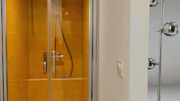 Een douche, een haardroger, handdoeken, toiletpapier