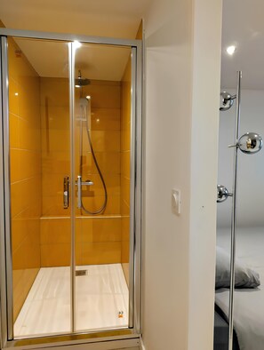 Dusche, Haartrockner, Handtücher, Toilettenpapier