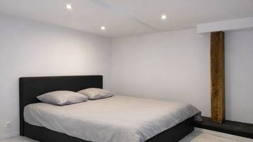 Tabla de planchar con plancha, wifi, ropa de cama