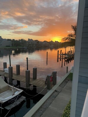 Marina - Beautifully renovated  2/2 condo on marina and short walk to private beach! (Vero Beach)