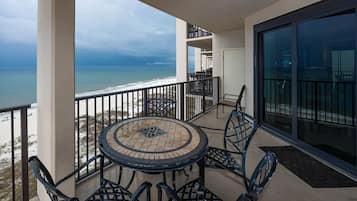 Condo, 3 phòng ngủ | Khu ẩm thực ngoài trời