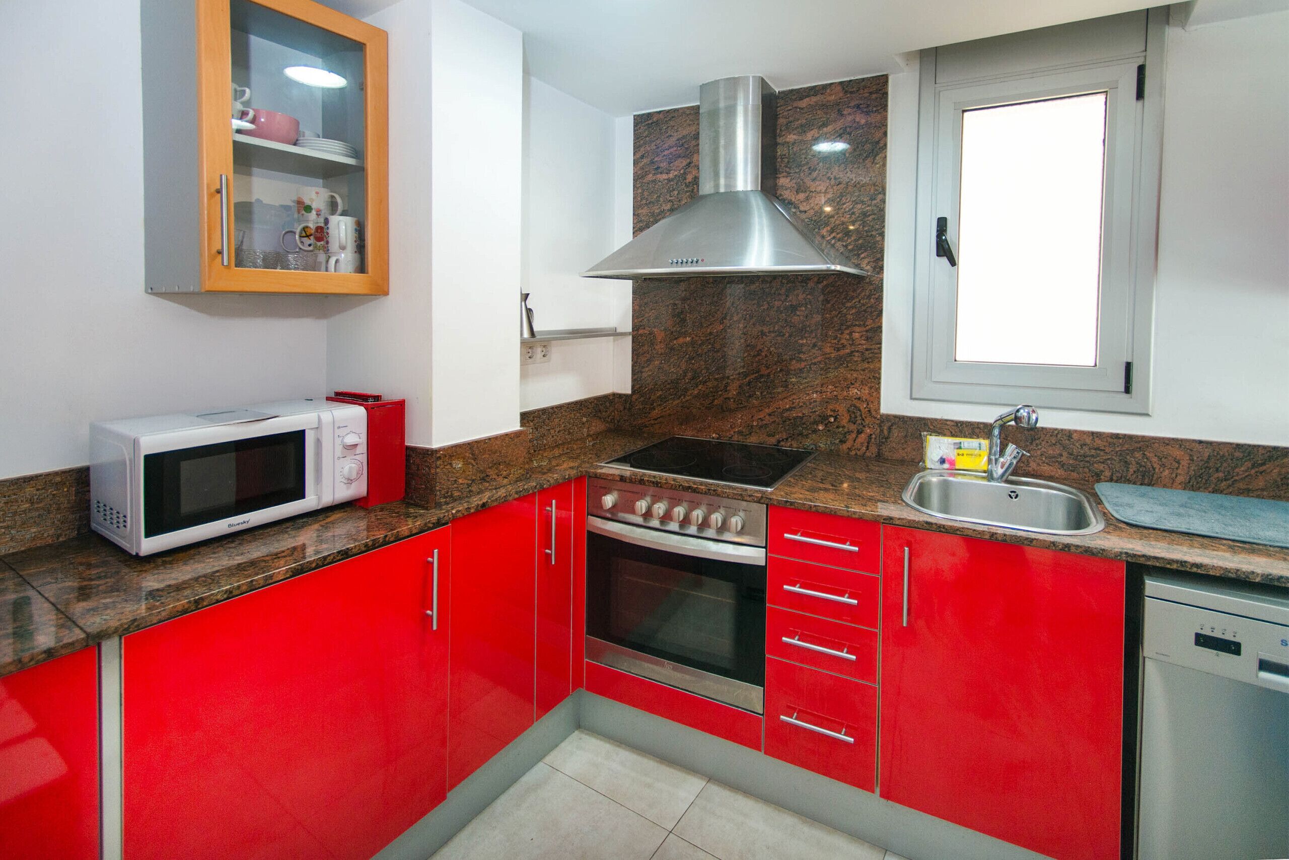 Frigorífico, microondas, horno y lavavajillas