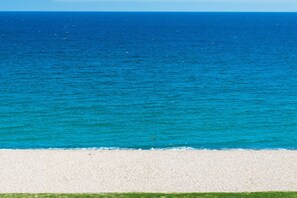 A beach with a clear view of the ocean. - WELCS APARTMENT 324 PDA meters away from the sea (Sant Antoni de Calonge)