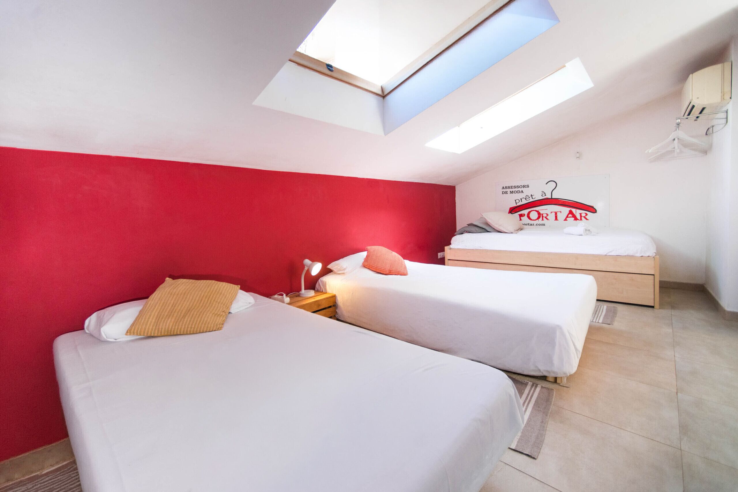 Tabla de planchar con plancha, wifi gratis, ropa de cama