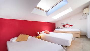 Tabla de planchar con plancha, wifi gratis, ropa de cama