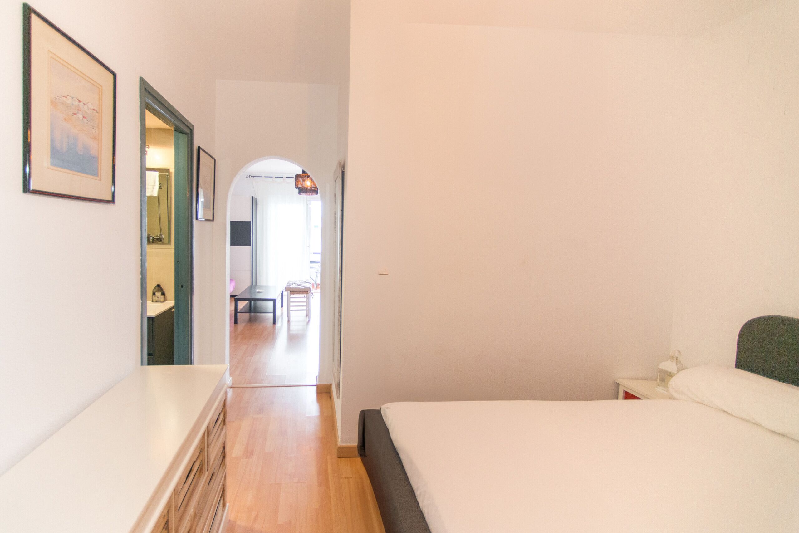 Een strijkplank/strijkijzer, gratis wifi, beddengoed
