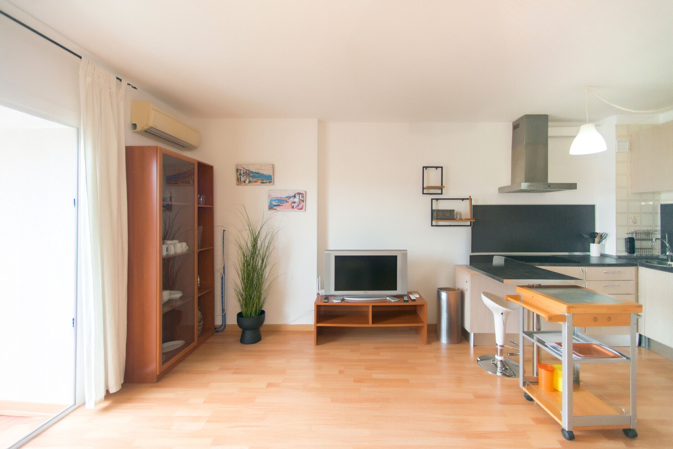 Frigorífico, microondas, cafetera o tetera y hervidor eléctrico