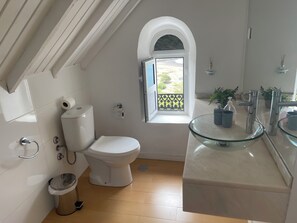 Haartrockner, Handtücher, Seife, Toilettenpapier