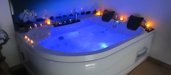 Chambre d’hôtes « Balnéo Spa Cœur À Cœur » avec piscine privée, Wi-Fi et climatisation