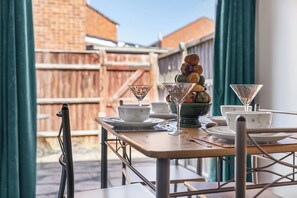 Outdoor dining - Cozy 3 bedroom house w/free parking &near hospital (Coventry)
