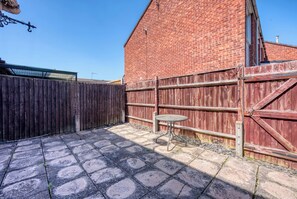 Terrace/patio - Cozy 3 bedroom house w/free parking &near hospital (Coventry)