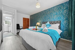 Iron/ironing board, WiFi, bed sheets - Cozy 3 bedroom house w/free parking &near hospital (Coventry)