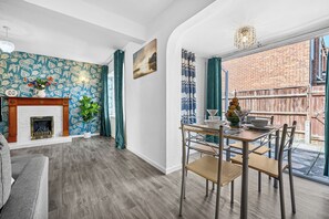 Dining - Cozy 3 bedroom house w/free parking &near hospital (Coventry)