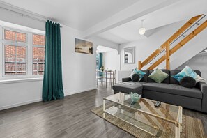 Living area - Cozy 3 bedroom house w/free parking &near hospital (Coventry)