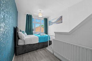 Iron/ironing board, WiFi, bed sheets - Cozy 3 bedroom house w/free parking &near hospital (Coventry)