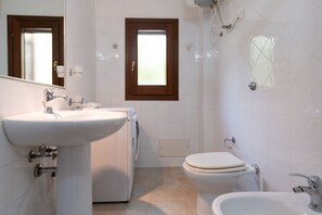 Dusche, Bidet, Handtücher, Shampoo
