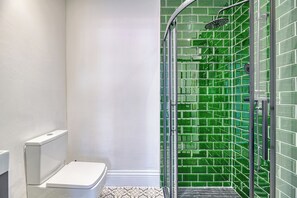 Shower, towels, toilet paper - Fairhaven View by Guestz (Lytham-St-Annes)