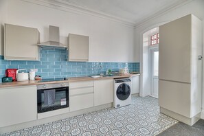Fridge, microwave, electric kettle, toaster - Fairhaven View by Guestz (Lytham-St-Annes)