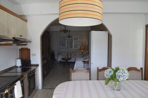 Iron/ironing board, bed sheets - The Perfect Getaway in Finisterre – A Country House with Ocean Views 🌅 (Cee)