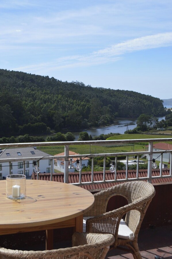 Outdoor dining - The Perfect Getaway in Finisterre – A Country House with Ocean Views 🌅 (Cee)