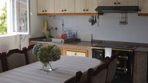 Private kitchen - The Perfect Getaway in Finisterre – A Country House with Ocean Views 🌅 (Cee)