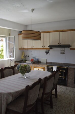 Private kitchen - The Perfect Getaway in Finisterre – A Country House with Ocean Views 🌅 (Cee)