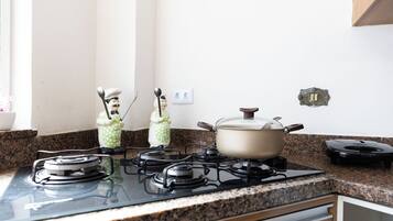 Casa | Cocina privada | Lavavajillas, utensilios de cocina y comedor