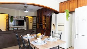 Casa | Cocina privada | Lavavajillas, utensilios de cocina y comedor