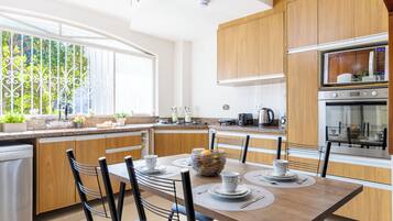 House | Private kitchen | Dishwasher, cookware/dishes/utensils, dining tables