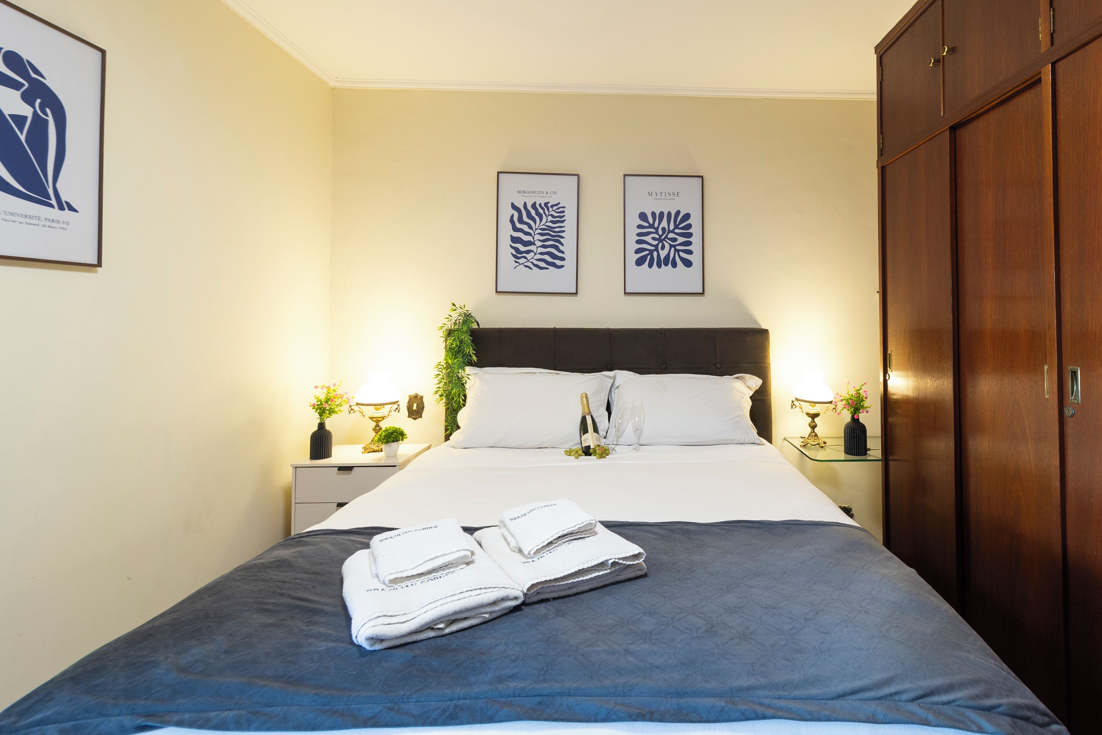 House | Desk, laptop workspace, iron/ironing board, free WiFi