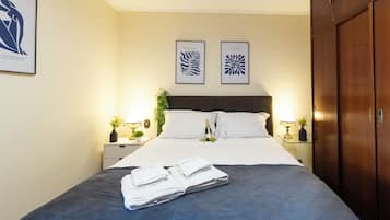 House | Desk, laptop workspace, iron/ironing board, free WiFi
