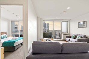 TV - 19th Floor 1BDR Apartment Steps from SkyCity (Auckland)