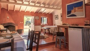 Uma cozinha aconchegante com área de refeições, lareira e decoração rústica.