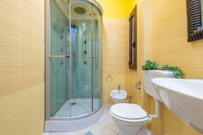 Shower, hair dryer, towels - Holiday Home 'Casa Clà 2' with Private Terrace, Garden, and Air Conditioning (Crabonaxa)