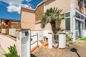 Property grounds - Holiday Home 'Casa Clà 2' with Private Terrace, Garden, and Air Conditioning (Crabonaxa)
