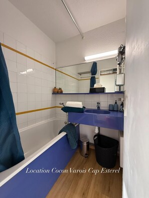 Hair dryer, towels, soap, toilet paper - Vrbo Property (Saint-Raphaël)