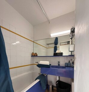 Sèche-cheveux, serviettes fournies, savon, papier toilette