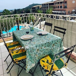 Outdoor dining - Vrbo Property (Saint-Raphaël)