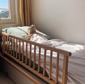 Iron/ironing board, bed sheets - Vrbo Property (Saint-Raphaël)