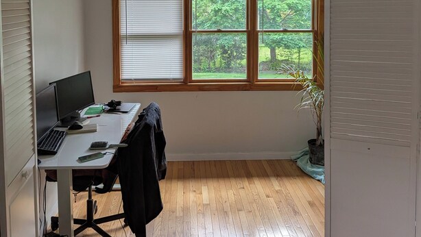A room with a desk, computer, and a window with blinds. - Cozy 3-bedroom townhome w/ AC in pleasant Paramus. World Cup, negotiable rates (Paramus)