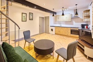 Living area - Apartment Sleeps 6 With Wifi (Nottingham)
