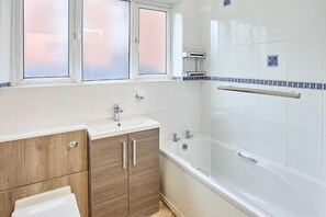 Combined shower/bathtub, deep-soaking bathtub - Apartment Sleeps 6 With Wifi (Nottingham)