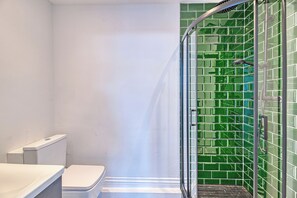 Douche, serviettes fournies, papier toilette