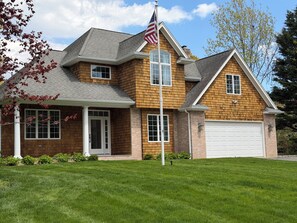 Exterior - Beautiful Home Quiet family neighborhood with Heated pool (Hampton Bays)