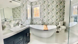 Shower, towels, toilet paper - Beautiful Home Quiet family neighborhood with Heated pool (Hampton Bays)