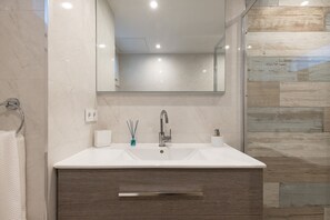 Shower, towels - PLAYAMERO Almaro - Only Families (Salou)