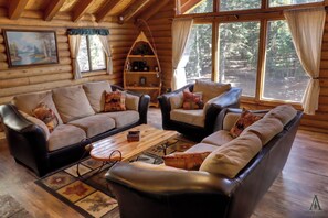 Fernseher, Kamin, Bücher, Stereoanlage